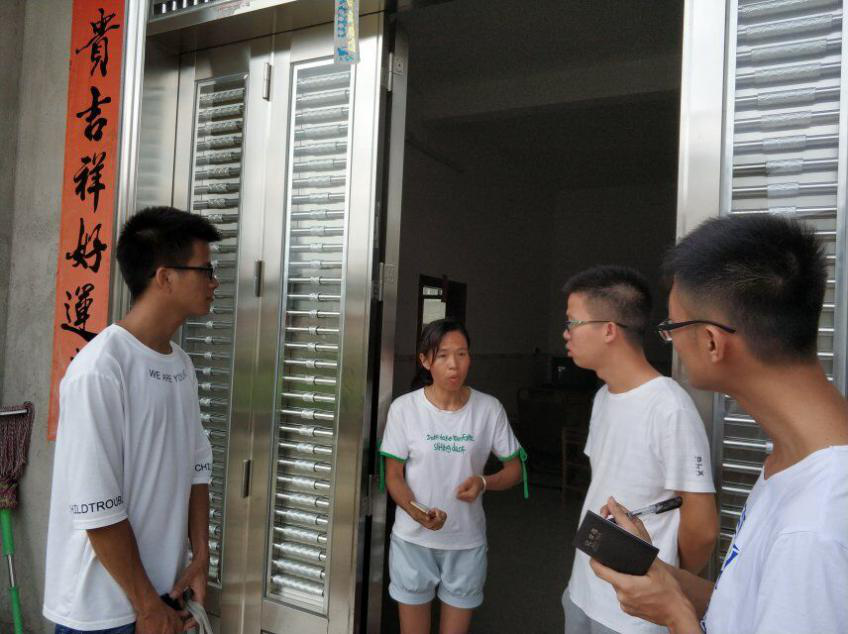 图为实践团队在矿区村民家中采访矿石开采对生活的影响