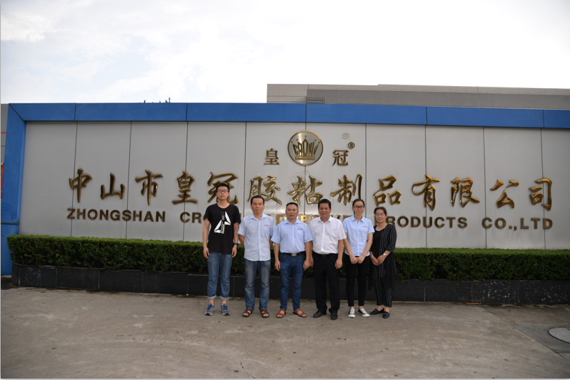 图为公司领导与公司毕业生在中山皇冠粘胶制品有限公司门前合影
